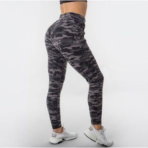 ALPHALETE CAMO BLACK/GRAY JOGGERS M